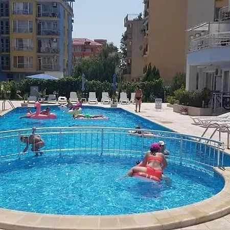 Family In Sunny Dream Slantchev Briag